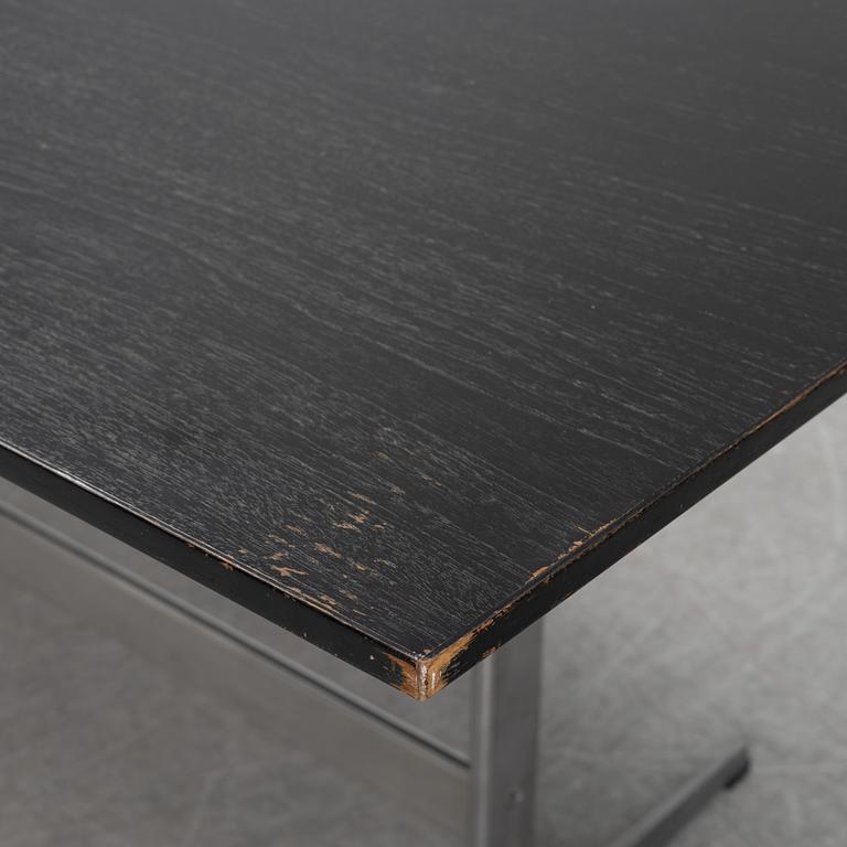 A Shaker table by Arne Jacobsen for Fritz Hansen, dated 1980.