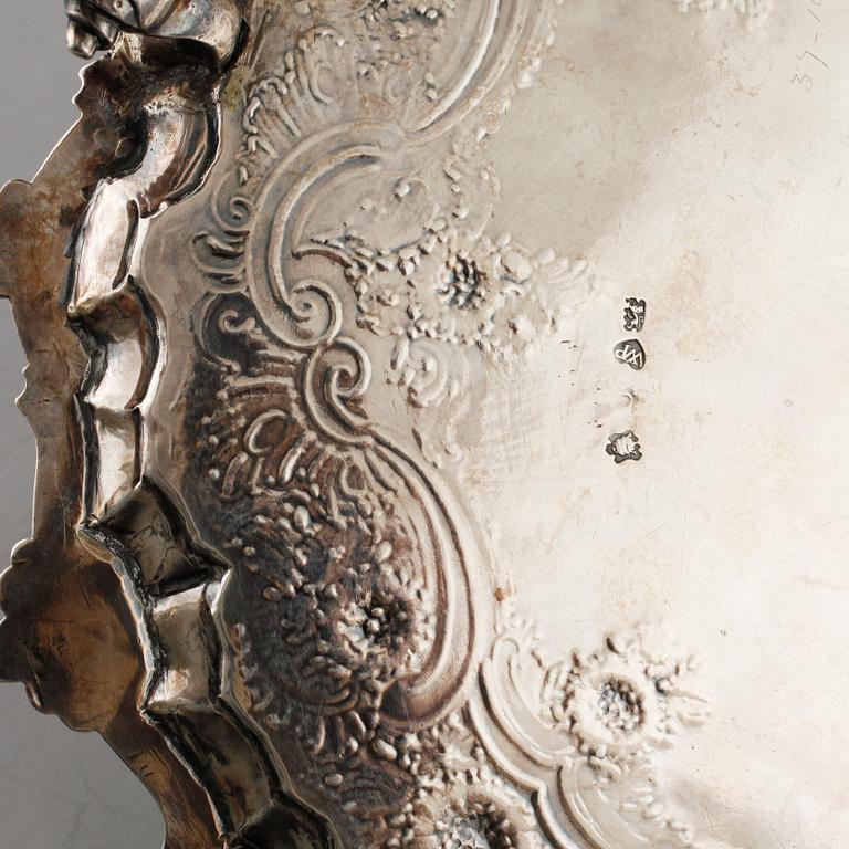 A silver tray by William Peaston from London i England ifrom around year 1800. Weight 1150 grams.