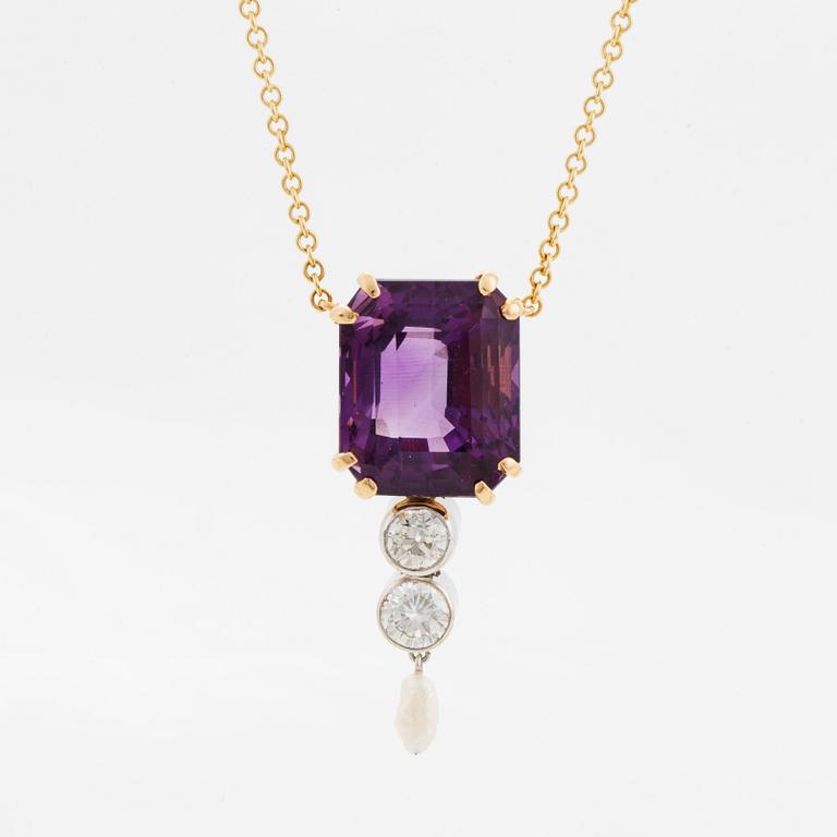 An 18K gold pendant set with a faceted amethyst and round brilliant- and old-cut diamonds and a pearl.
