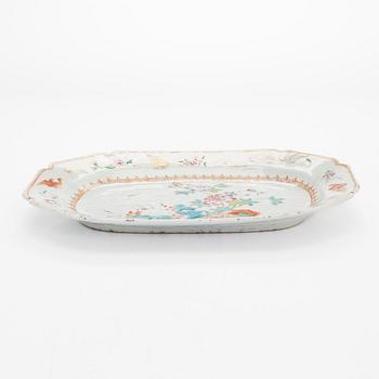 A porcelain serving dish, China, Qing dynasty, Qianlong (1736-95).