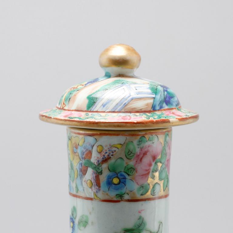 LOCKURNA, porslin, Kina, sent 1800-tal.