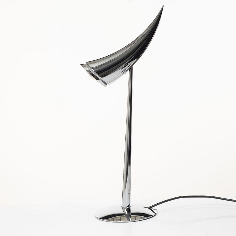 Philippe Starck, Bordslampa "Ara" av förkromad metall. Flos, Etikettmärkt.
