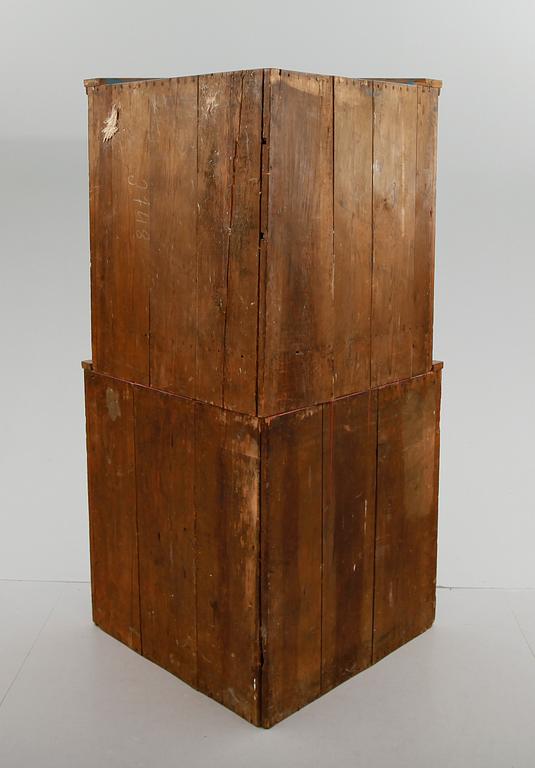 HÖRNSKÅP, allmoge, 1800-tal.