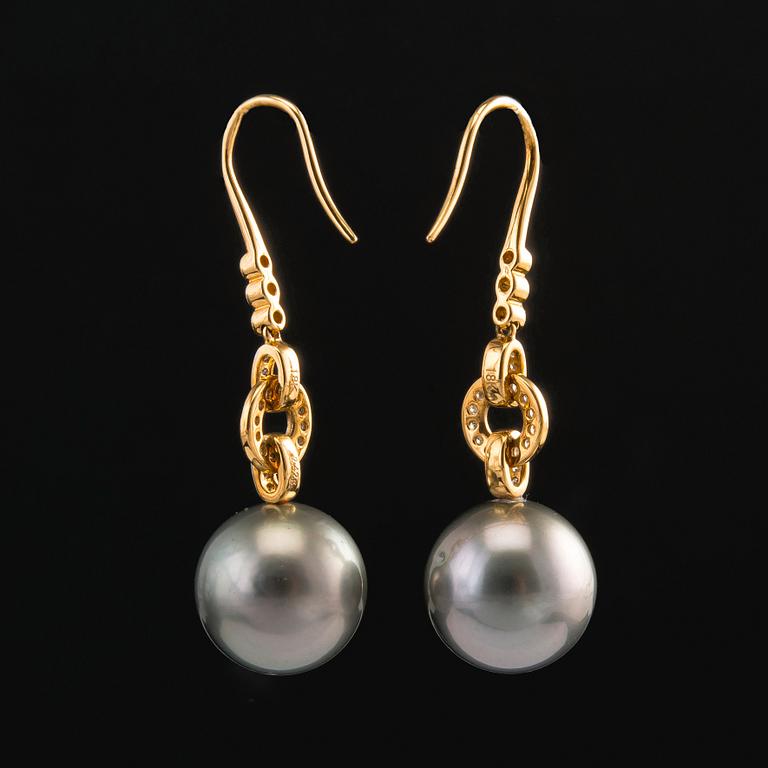 A PAIR OF EARRINGS, tahitian pearls 13 mm. Brilliant cut diamonds c. 0.40 ct. 18K gold. Length 4 cm.