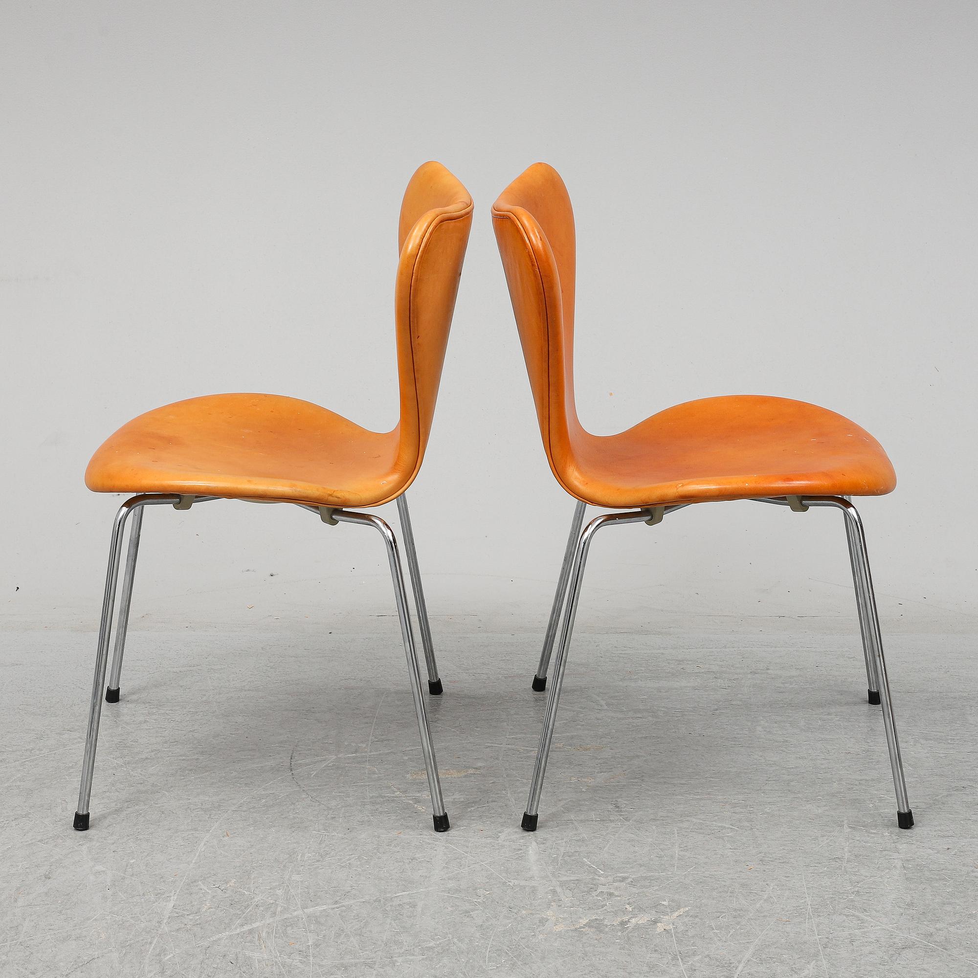 Six 'Serie 7' leather upholstered chairs by Arne Jacobsen for Fritz Hansen.