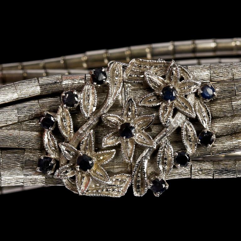 BRACELET, white gold with blue sapphires.