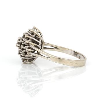 RING, 14K vitguld med briljant och åttkantslipade diamanter, totalt ca 1ct enligt gravyr. Vikt ca 5g.