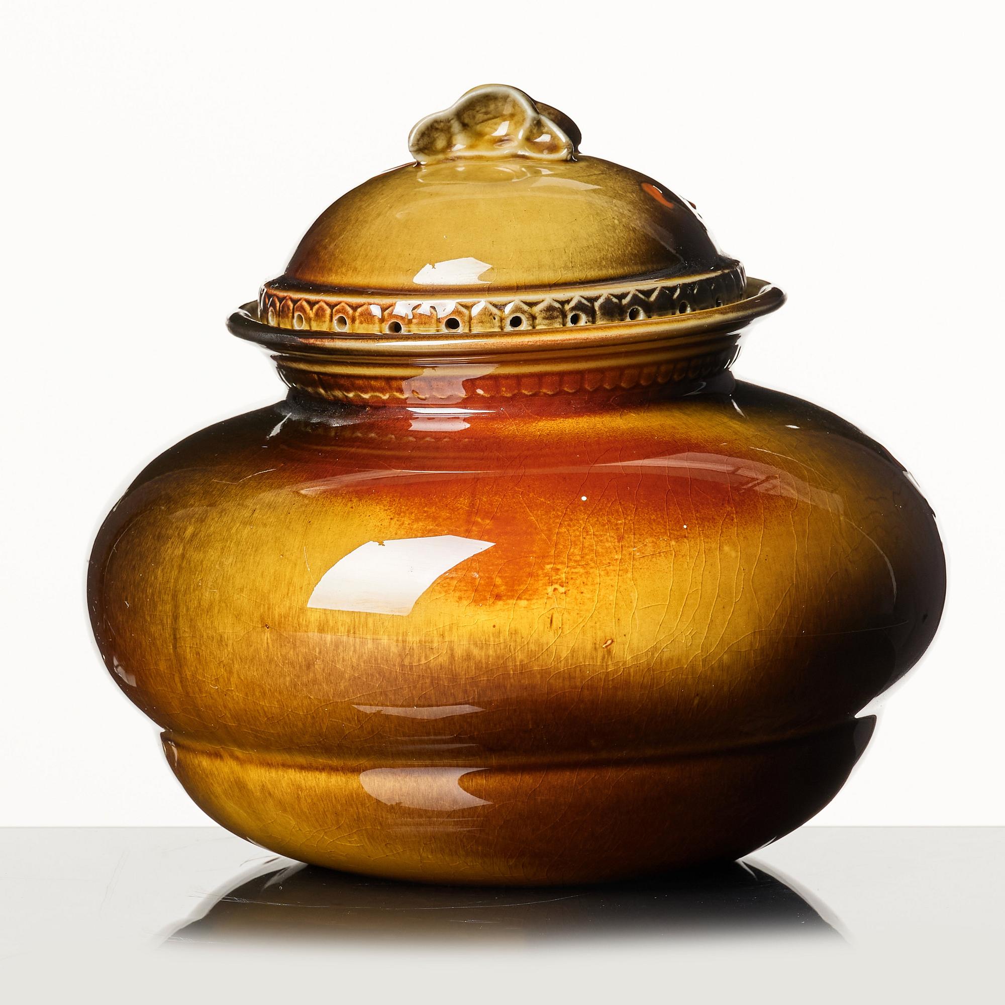 Rookwood pottery, a ceramic jar with cover, Cincinnati, USA 1888, model 326.