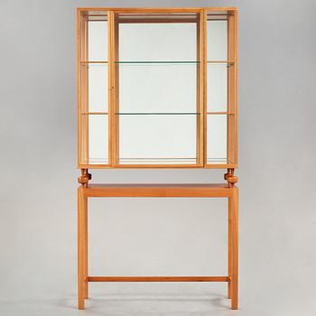 Josef Frank, vitrinskåp, Firma Svenskt Tenn, modell 2077.