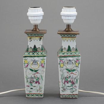 VASER/BORDSLAMPOR, ett par, porslin, Kina. 1900-tal.