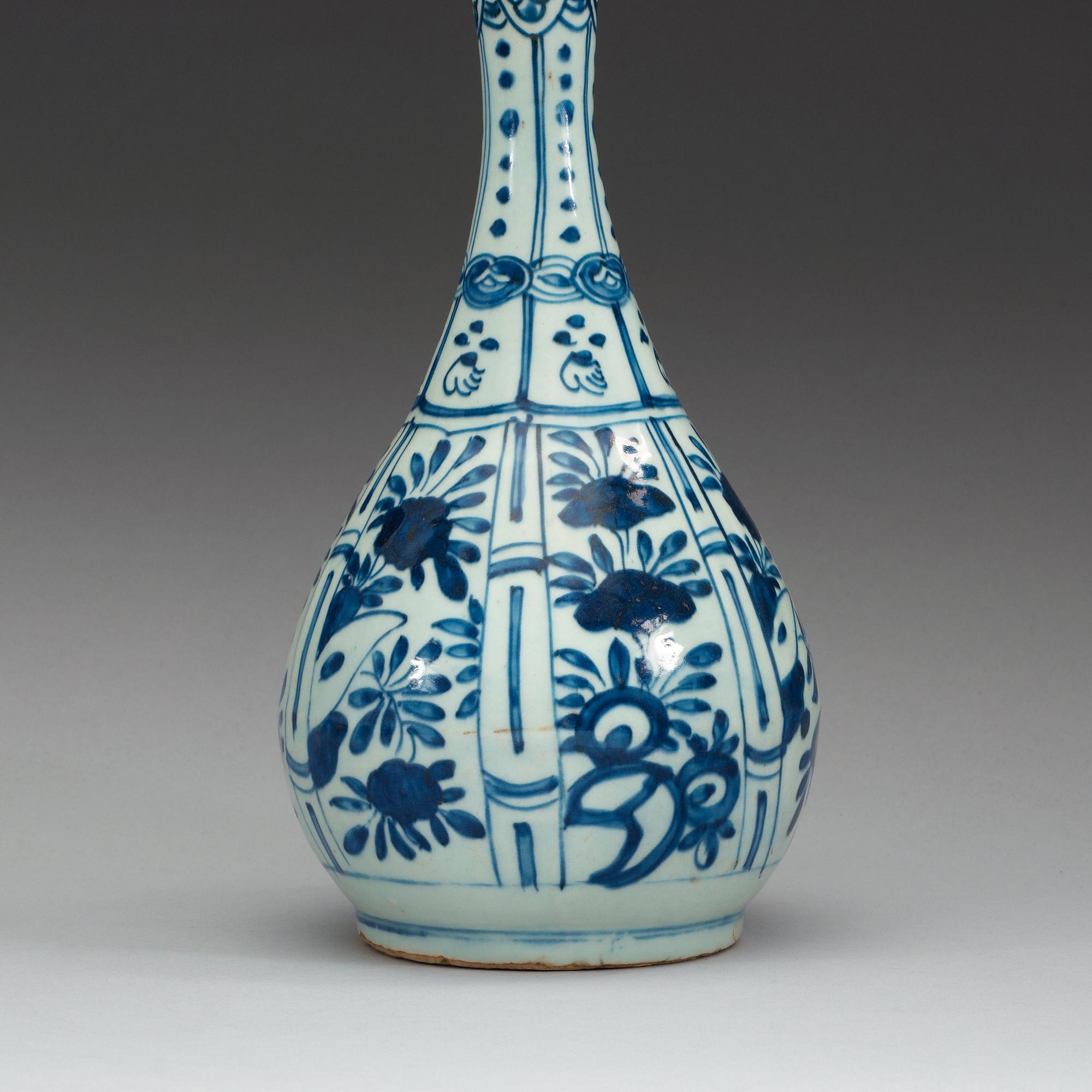 A blue and white flask, Ming dynasty, Wanli (1572-1620).
