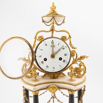 Louis XVI mantel clock, circa 1800, signed Roque a Paris (Joseph-Léonard Roque, active late 18th century).