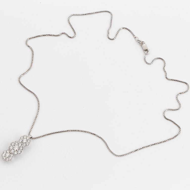 HÄNGE, med briljantslipade diamanter.
