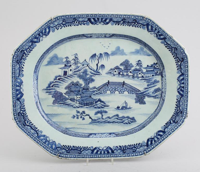 STEKFAT, porslin, Kina, Qianlong 1736-1795.