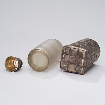 VODKAKARAFF, silver och glas, Vasili Ivanov, St:Petersburg 1896, silvervikt 312 g.