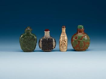 1572. SNUSFLASKOR, fyra stycken, sten, pekingglas samt ben. Qing dynastin (1644-1912).