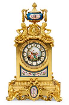 136. BORDSPENDYL, porslin o förg brons. Frankrike 1800-tal. "Sèvres". Sign S.W.Lom.