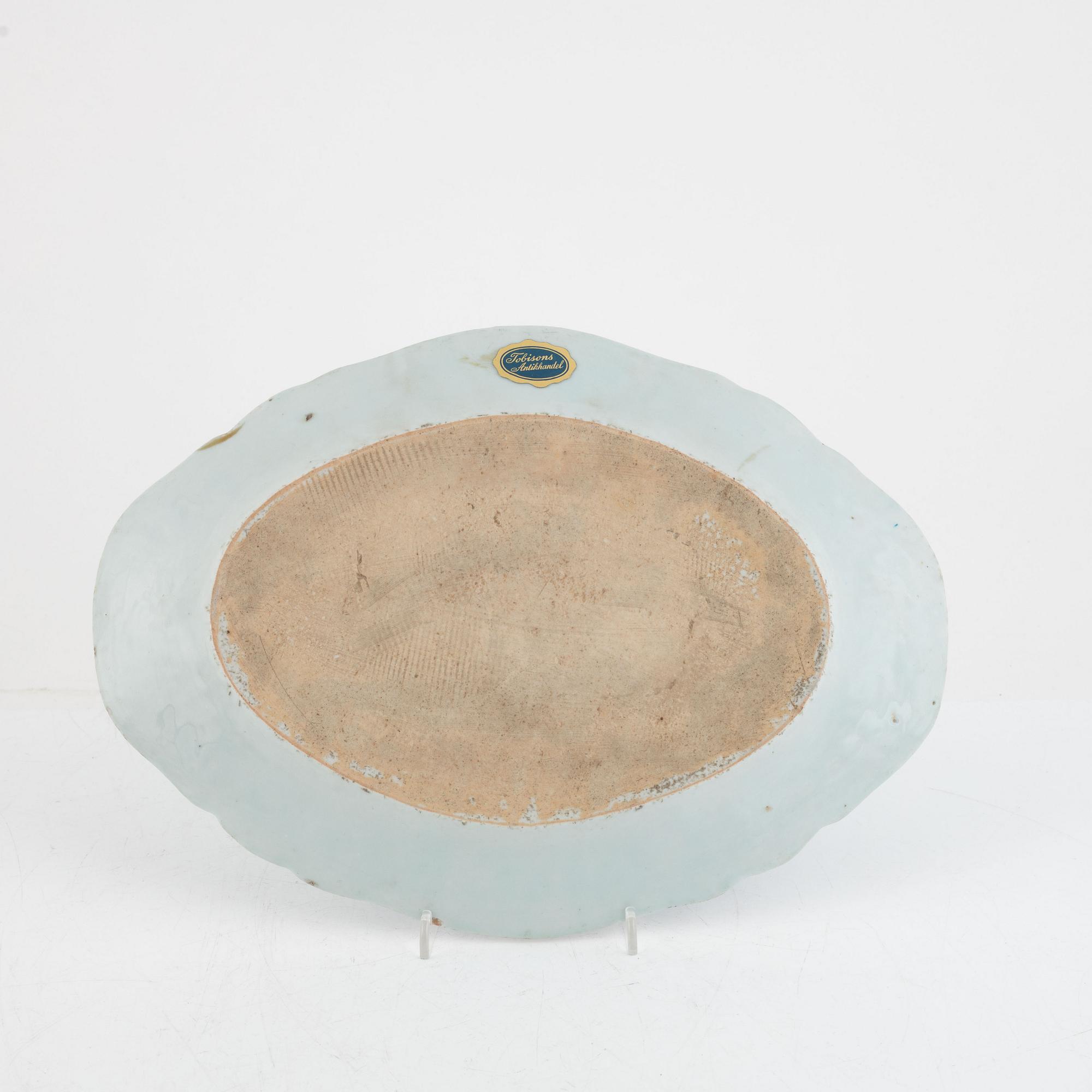 A pair of blue and white Chinese export porcelain dishes, Qing dynasty, Qianlong 1736-95).