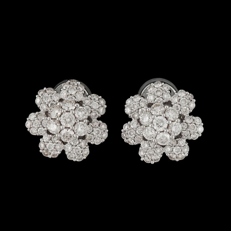 ÖRHÄNGEN med briljantslipade diamanter, circa 1.90 ct.