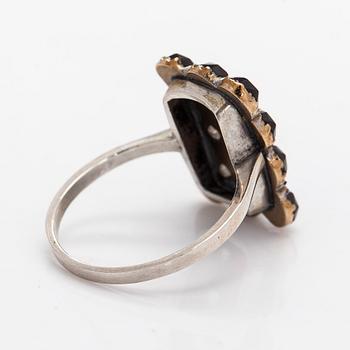 Rintaneula ja sormus, granaatteja, valkometallia.