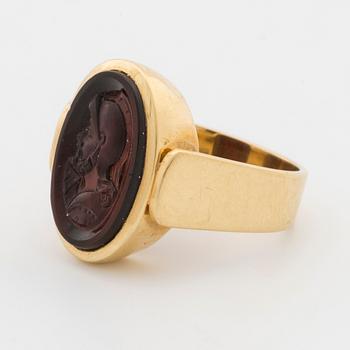 Ring with carved carneol camoe.