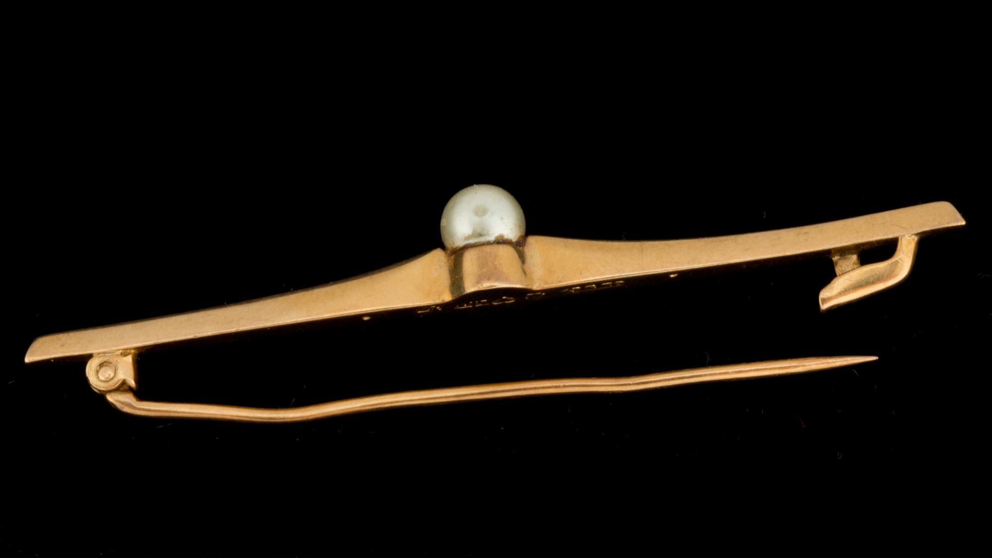 BROSCH, 18 k guld med odlad pärla, Guldvaruaktiebolaget G. Dahlgren & Co, Malmö, 1923. Vikt ca 1,5 g.