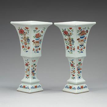 TEMPELVASER, ett par, porslin. Sen Qianlong / Jiaqing, omkring år 1800.