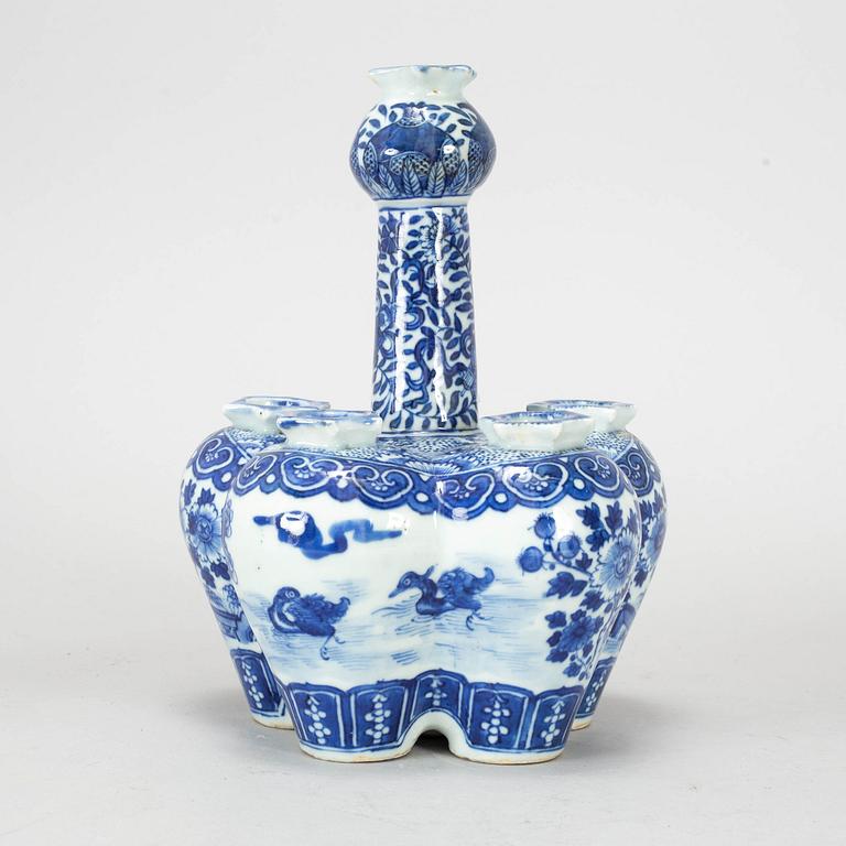 A blue and white tulip vase, Qing dynasty, late 19th century.