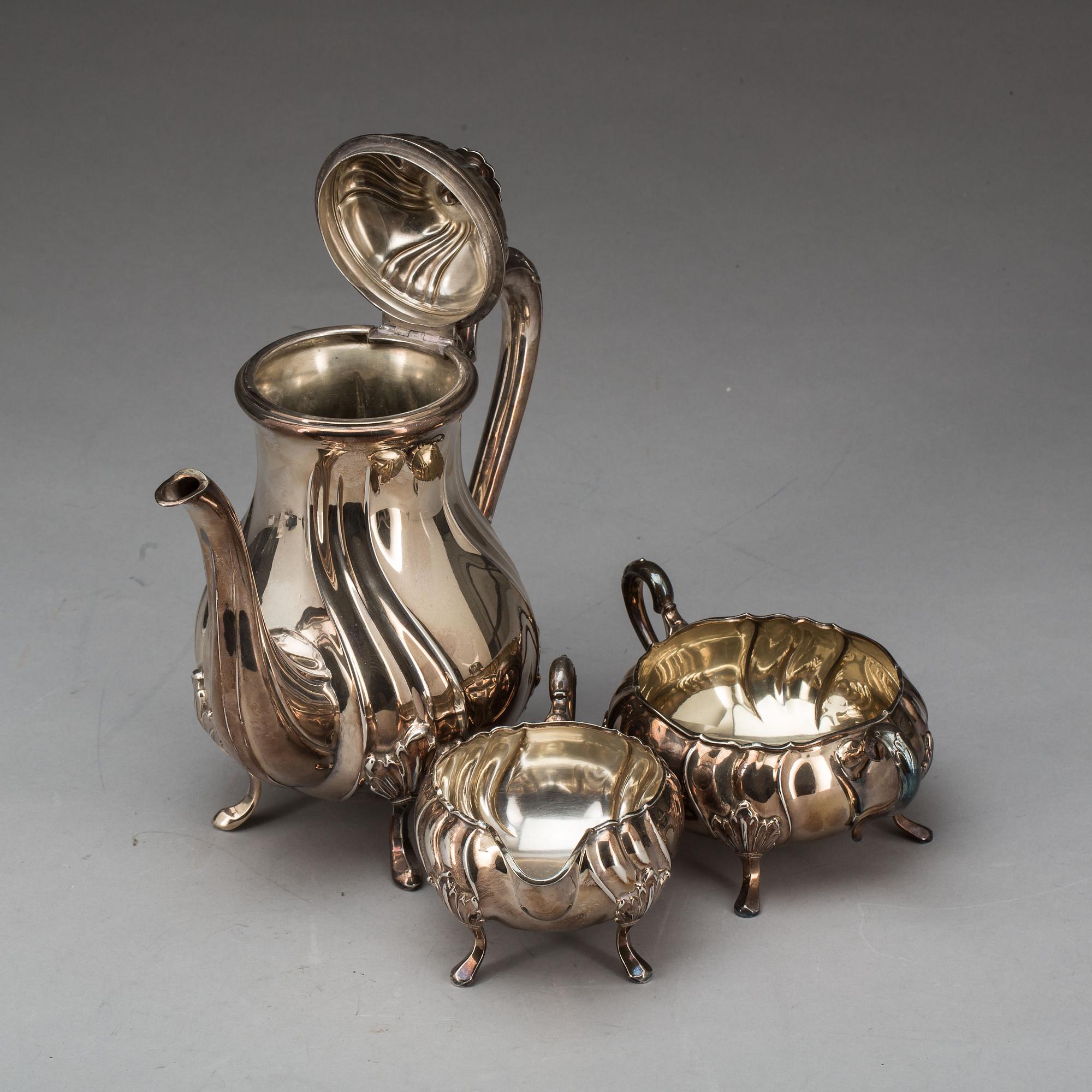 KAFFESERVIS, 3 delar, rokokostil, silver, Johan Schurmann, Landskrona, 1932. Total vikt ca 1000 g.