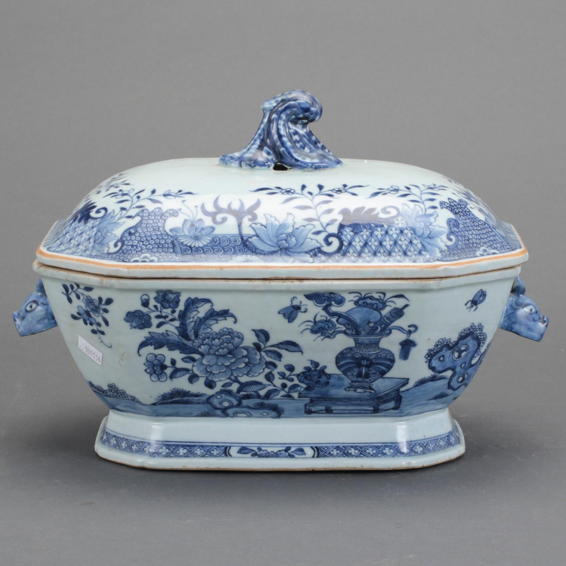 TERRIN MED LOCK, porslin, Kina, Qianlong 1736-1795.