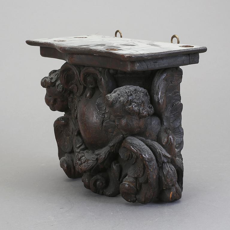 KONSOLHYLLA/DEKORDEL, trä, möjligen delvis barock och 1600/1700-tal.