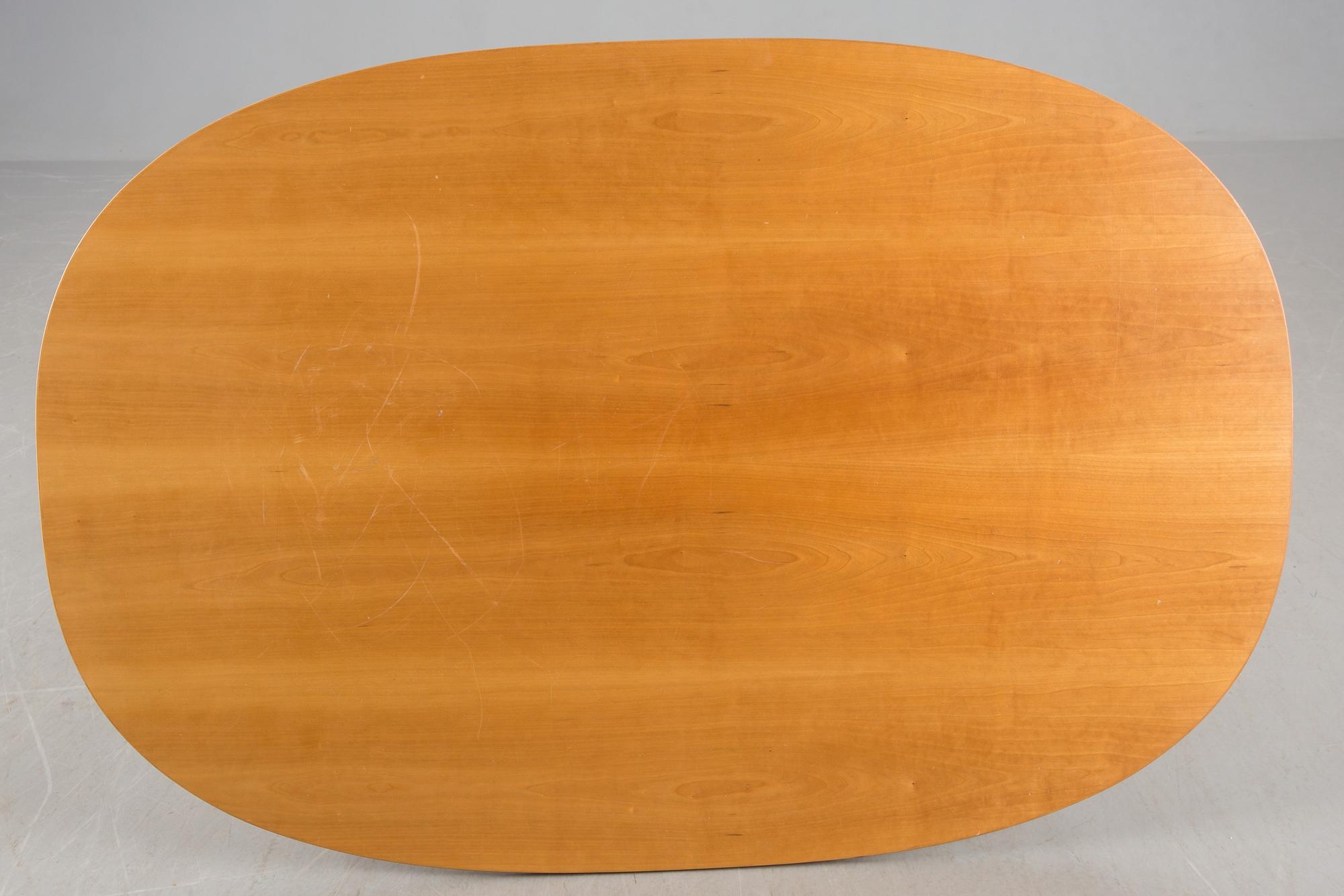SOFFBORD, "Superelips", Bruno Mathsson och Piet Heinz för Fritz Hansen, 2000-tal.