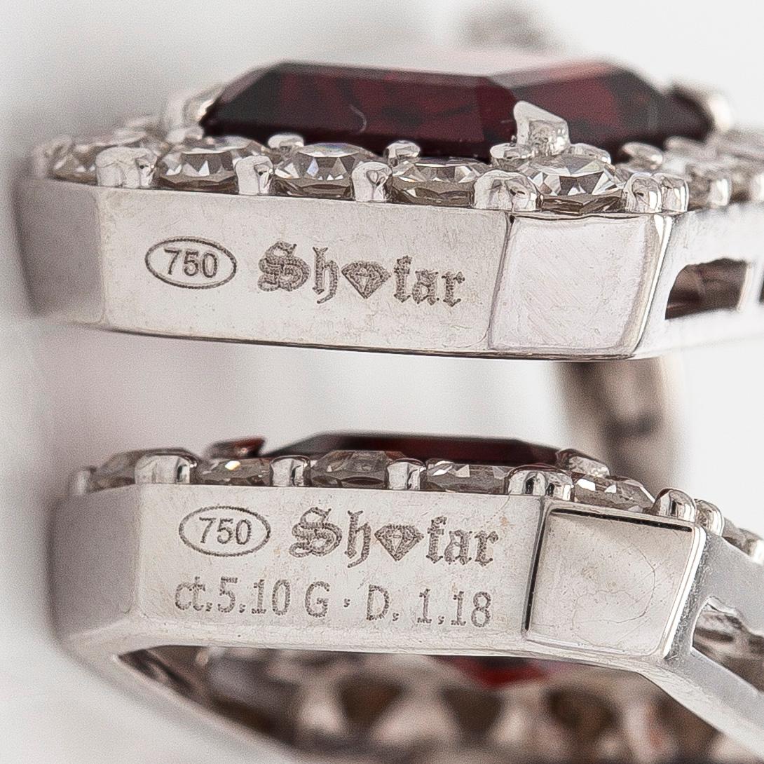 Korvakorut, 18K valkokultaa, smaragdihiottuja granaatteja ja briljanttihiottuja timantteja.