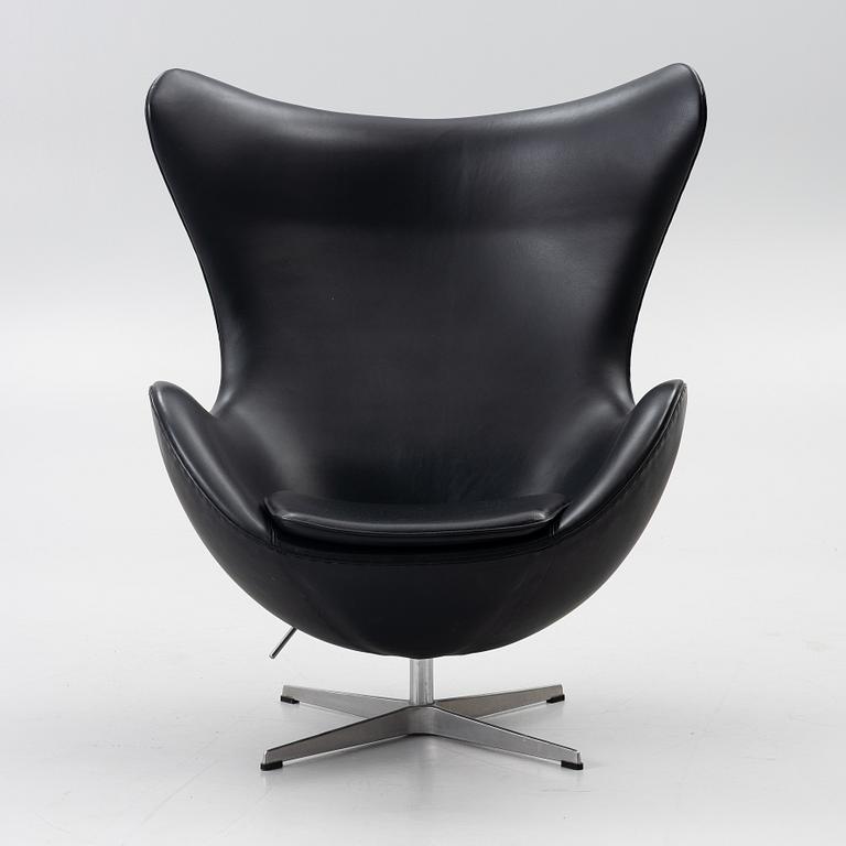 Arne Jacobsen, a 'The Egg' armchair, Fritz Hansen, Denmark, late 20th Century.