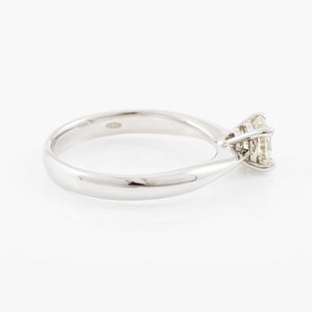 Solitaire ring in 18K white gold with brilliant-cut 
diamond.