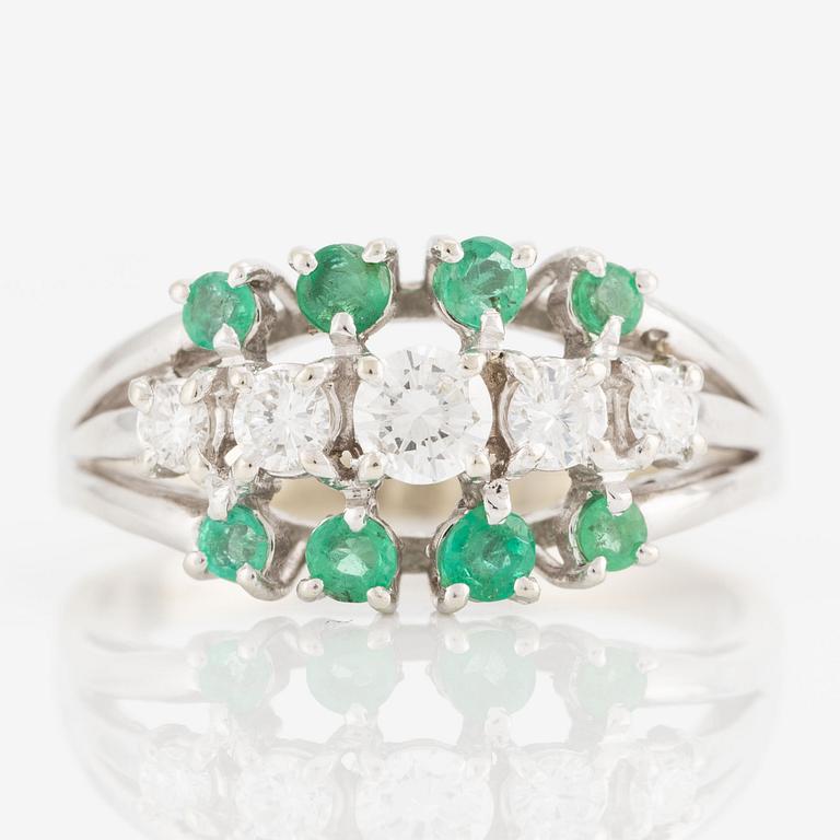 Ring, 18K white gold with emeralds and brilliant-cut diamonds.