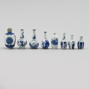 MINIATYRVASER, 7 st SAMT SNUSFLASKA, porslin, Kina, omkring sekelskiftet 1800/1900.