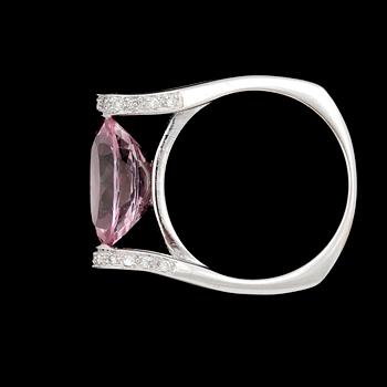 RING, 18k vitguld med rosa oval fasettslipad trol topas samt små briljantslipade diamanter. Tot vikt 5,2g.