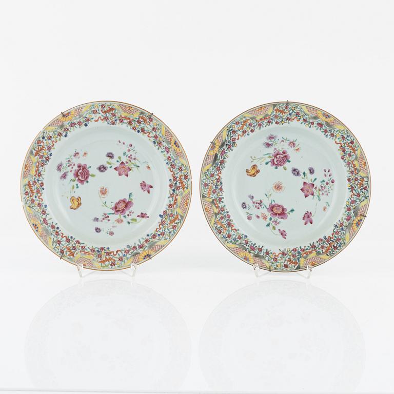 A pair of Chinese famille rose porcelain plates, Qing dynasty, Qianlong  (1736-95) and a box, China, 20th Century.