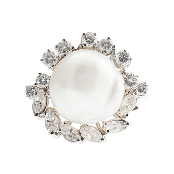 SORMUS, 18K valkokulta. Briljantti- ja navettehiottuja  timantteja . Barokki etelänmerenhelmi. Paino 7,1 g.