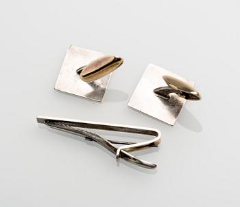 MANSCHETTKNAPPAR samt SLIPSNÅL, silver, Martti Viikinniemi, Heinola, Finland, 1971. Vikt ca 14 g.