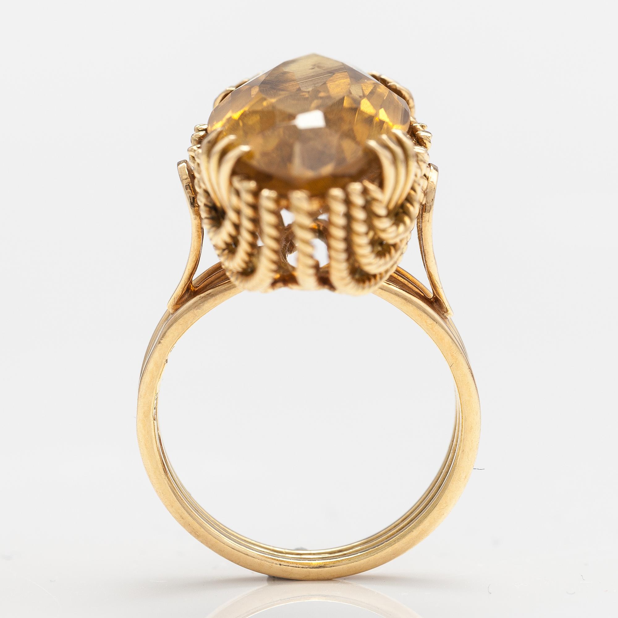 A ca 18K gold cocktail ring with a citrine.