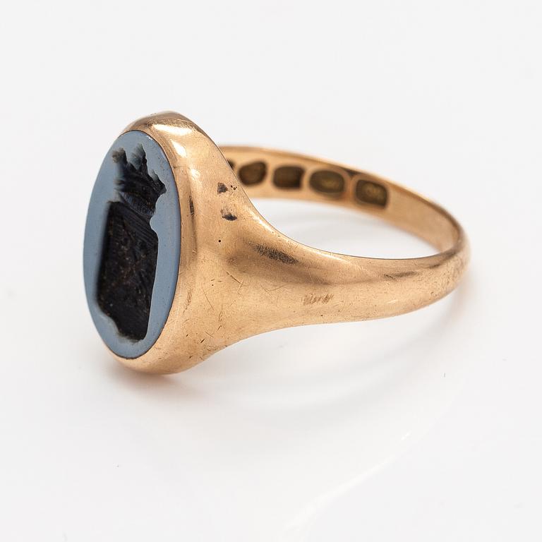 A signet ring, Rein family crest, 14K gold, sardonyx. Kulta-Hamara, Helsinki 1956.