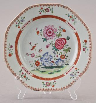 TALLRIKAR, 3 st, porslin, Kina, 1700-tal.
