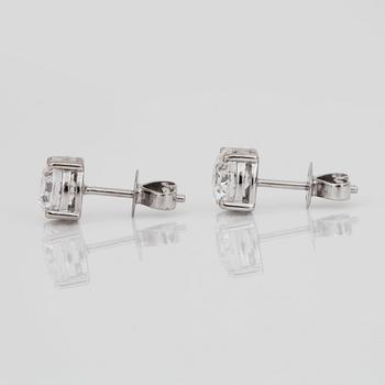 A pair of brilliant-cut diamond earrings. 1.00 ct and 1.01 ct. Quality D/SI1 according to IGI certificate.