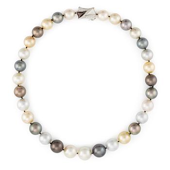551. A necklace with cultured South Sea and Tahitian pearls.