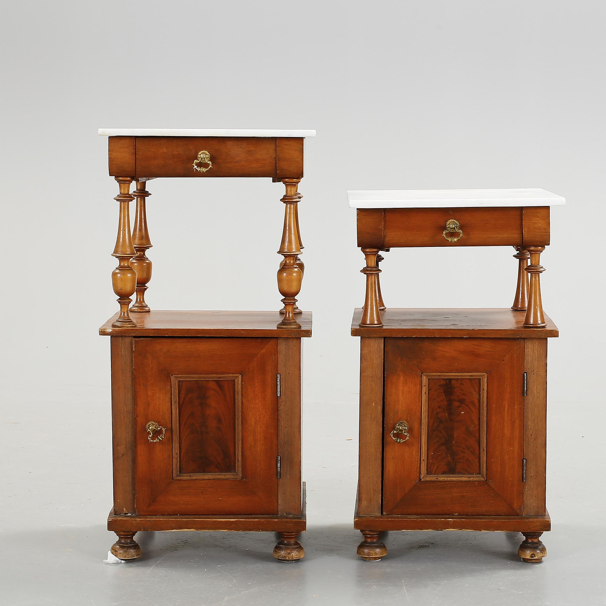 SÄNGBORD, 2 st, nyrenässans, 1800-talets slut.