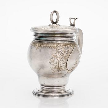 Petr Chumakov, dryckeskanna, silver och förgyllt silver, Moskva 1895.
