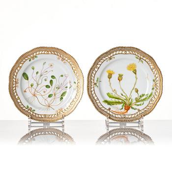 Desserttallrikar, 15 stycken, porslin. Royal Copenhagen, "Flora Danica", Danmark, omkring 1900 and 1900-tal.