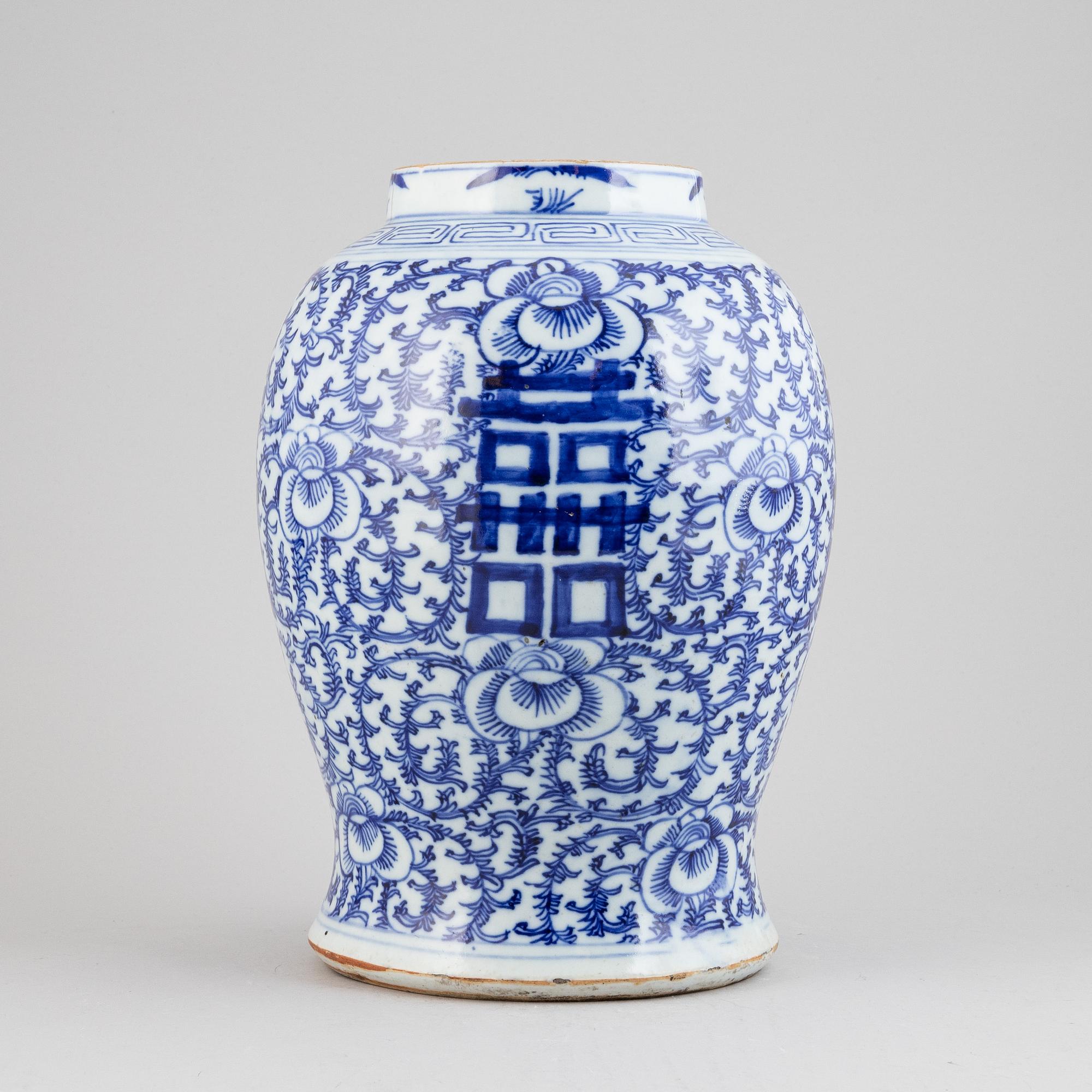A chinese blue and white urn, Qing Dynasty, 19th century.